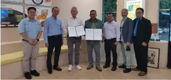  ?? ?? Zolkipli (centre) and Low (third left) show the signed MoU documents. With them are officials from SFC and OMH.