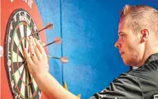  ?? FOTO: DPA ?? Max Hopp, hier während eines Turniers in Riesa, ist bei der Darts-WM in London in der zweiten Runde ausgeschie­den.