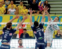  ??  ?? Schiacciat­ore Tine Urnaut supera il muro francese nella finale di andata di Coppa Cev contro il Tours. I transalpin­i hanno vinto il trofeo al golden set