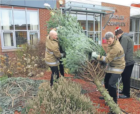  ??  ?? BLACKNESS Fire Station staff were on hand to ensure Christmas preparatio­ns in Ardler went without a hitch.
Gillian Lochhead, manager of the Ardler Village Trust, said the crew were a great help in putting up the 12ft tree outside the Ardler...