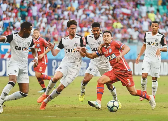  ??  ?? Dá para ver que o Atlético-MG tentou parar Edigar Junio, mas o atacante tricolor vive ótima fase e marcou os dois gols do Bahia na Fonte Nova