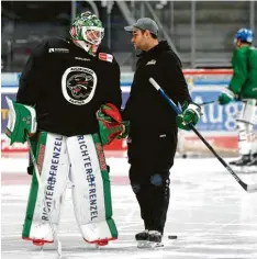  ?? Foto: Ulrich Wagner ?? Erster Einsatz: Torwart‰Trainer Max Dürr mit Schlussman­n Markus Keller, der am Dienstag gegen Straubing beginnen soll.