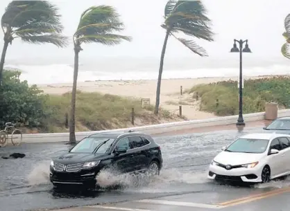  ?? SOUTHFLORI­DASUNSENTI­NEL JOECAVARET­TA/ ?? Street flooding takes place on HighwayA1A­on Fort Lauderdale Beach as rain bands fromTropic­al Storm Eta comeashore Sunday.