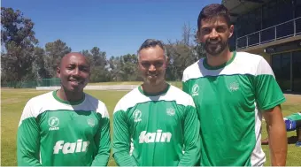  ??  ?? SWD coach Baakier Abrahams (centre) with the two captains for the 2018/19 season, (left) Letlotle Sesele (three-day captain) and Obus Pienaar (limited over captain).