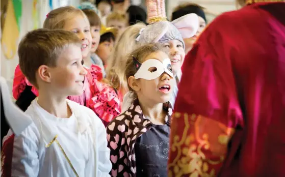  ?? FOTO: ANDREJ SCHERBAKOV-PARLAND ?? Barn i Finnoskola firar Purim. Fotografen Andrej Scherbakov-Parland har följt med firande barn i åtta års tid i nitton olika skolor. På Annegården firas det vidare hela våren.