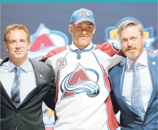  ??  ?? Patrick Roy (à droite) et Joe Sakic entourent le premier choix au repêchage de l’avalanche du Colorado, Mikko Rantanen, vendredi dernier à Sunrise, en Floride.