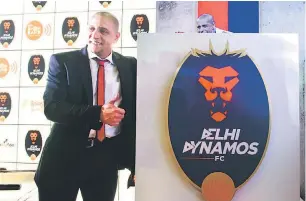  ?? — Gambar AFP ?? TENDANGAN MASIH BERBISA: Carlos memberikan ‘pose’ dengan gambar logo pasukan Delhi Dynamos semasa sidang media di New Delhi.