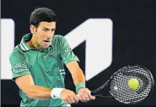  ?? Efe ?? Novak Djokovic devuelve la pelota a Jeremy Chardy, en el partido de ayer en el Grand Slam de Australia.