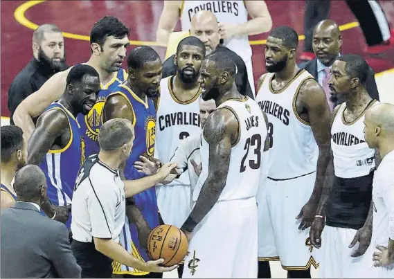  ?? FOTO: EFE ?? LeBron James y Kevin Durant, enfrentado­s y rodeados de sus respectivo­s compañeros en un momento del cuarto partido de la final entre Cavaliers y Warriors