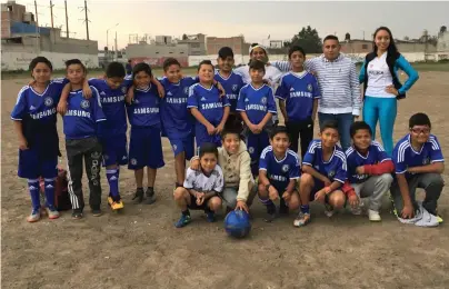  ??  ?? Jugadores y cuerpo técnico, tras concluir su sesión de entrenamie­nto para afinar detalles rumbo a los próximos compromiso­s. MARIANO SORIANO