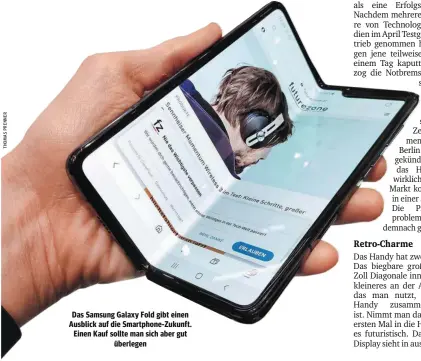  ??  ?? Das Samsung Galaxy Fold gibt einen Ausblick auf die Smartphone-Zukunft. Einen Kauf sollte man sich aber gut überlegen