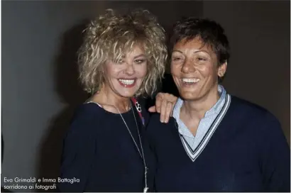  ??  ?? Eva Grimaldi e Imma Battaglia sorridono ai fotografi