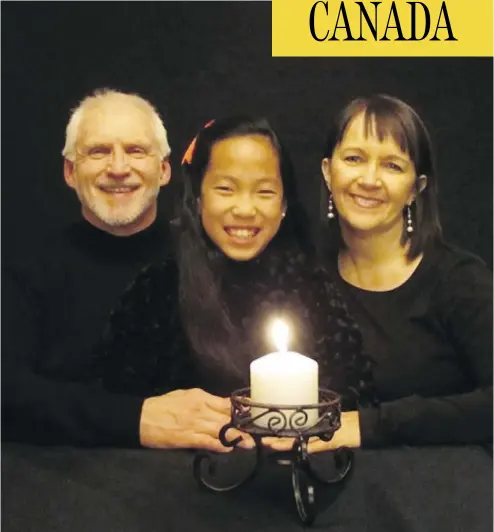 ?? COURTESY GREG AND CATHY CROWELL ?? Hosanna Crowell, with adoptive parents Greg and Cathy, needs a bone-marrow transplant but searching for her biological parents in China has been futile. The Edmonton family is pinning their hopes on an open online letter.