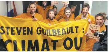  ?? PHOTO COURTOISIE GREENPEACE CANADA ?? Les manifestan­ts ont arboré des visages de Guilbeault avec la combinaiso­n « identique à celle [qu’il] portait lors de son action sur la tour du CN en 2001 », ont-ils rappelé.