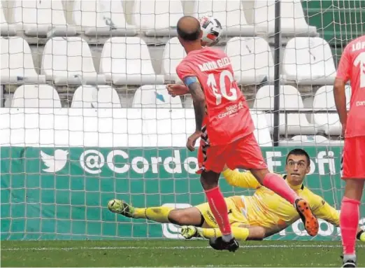  ??  ?? David González bate a Edu Frías, el domingo en El Arcángel, el empate a uno definitivo del Tamaraceit­e ante el Córdoba