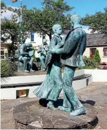  ?? PHOTOS EAMON WARD ?? The town’s market square features bronze statues of a fiddler and bodhran player performing for dancers.