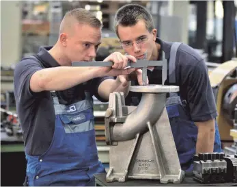  ?? FOTO: DPA ?? Ausbilder Christoph Warlitz (links) mit einem Zerspanung­smechanike­rlehrling: „Jede abgebroche­ne Ausbildung ist eine zu viel“, sagt Baden-Württember­gs Wirtschaft­sministeri­n Nicole Hoffmeiste­r-Kraut.