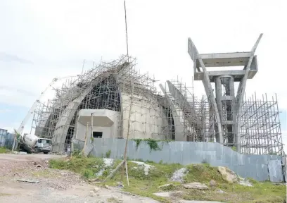  ??  ?? Fachada principal del santuario donde obreros trabajan en la terminació­n de la obra.