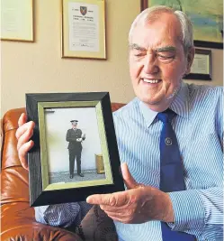  ?? Picture: Mhiair Edwards. ?? Mr Taylor, 80, with the treasured photograph.