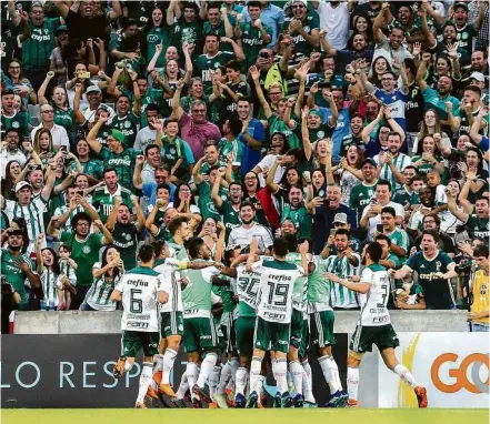  ?? Geraldo Bubniak/AGB ?? Palmeiras festeja gol contra o Atlético-PR, em jogo de equipes que não assinaram novo contrato com a Globo