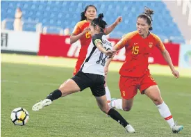  ??  ?? Thailand’s Sunisa Srangthais­ong, left, vies with China’s Song Duan.