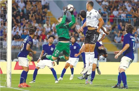  ??  ?? Caio Secco liderou a defesa do Feirense, uma muralha intranspon­ível para o Vitória