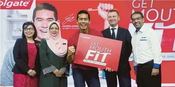  ?? [FOTO ROHANIS SHUKRI/BH] ?? (Dari kiri) Dr Woan Tyng bersama Dr Nomah, Fahrin dan Torrington serta Salim pada majlis pelancaran Kempen Get Mouth Fit sempena menyambut Bulan Kesihatan Mulut 2018 di Kuala Lumpur, baru-baru ini.