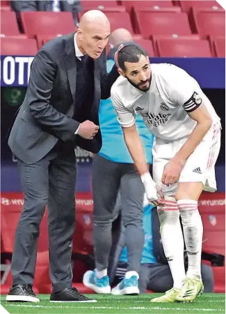  ?? / FOTO: AFP ?? Karim Benzema rescató el empate en el derbi frente al Atlético de Madrid, a dos minutos del final, tras haberse perdido tres partidos por lesión.