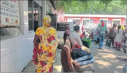  ?? HT PHOTO ?? ▪ Patients’ attendants seen resting on benches installed on Balrampur hospital campus, on Saturday.