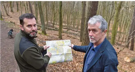  ?? ARCHIV-FOTO: BECKERBRED­EL ?? Revierförs­ter Carsten Federspiel (links) und Thomas Steinmetz vom Umweltmini­sterium erklärten 2018 ihr Vorgehen im Dudweiler Wald.