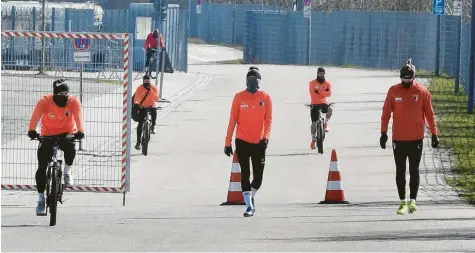  ?? Foto: Ulrich Wagner ?? Philipp Max, Fredrik Jensen und Tin Jedvaj (von links) halten auf dem Weg zum Trainingsp­latz den nötigen Sicherheit­sabstand ein. Von hinten nähern sich Raphael Framberger und Marco Richter auf dem Rad. Seit dieser Woche trainiert der FC Augsburg in kleinen Gruppen wieder auf dem Platz.