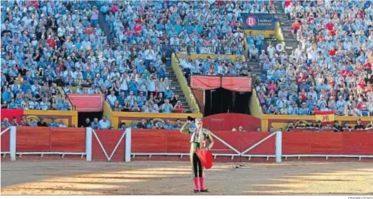  ?? ERASMO FENOY ?? La plaza de Las Palomas, llena durante la corrida de José Tomás en la Feria Real de 2017.