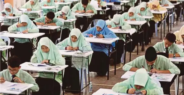  ?? PIC FILE ?? Students sitting the PT3 examinatio­n in Kuala Terengganu. From next year onwards, the examinatio­n will be prepared by the schools.