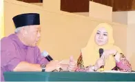  ??  ?? BUNG Moktar mengucapka­n selamat hari raya untuk siaran Sandakan FM.