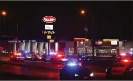  ?? NATHAN PAPES — THE SPRINGFIEL­D NEWS-LEADER VIA AP ?? Police cars surround a Kum & Go gas station in Springfiel­d, Missouri, where five people were killed in a shooting March 15.