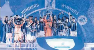  ?? (AFP) ?? Inter Milan’s players lift the trophy to celebrate winning the Italian SuperCup match at the King Fahd Internatio­nal Stadium in Riyadh on Wednesday.