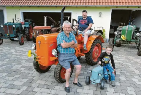  ?? Foto: Maier ?? Drei Generation­en Oldtimerfa­ns gibt es bei den Baumgartne­rs in Burgheim. Josef, Thomas und Julian (von links) freuen sich über den renovierte­n Allgaier‰Porsche AP17 Schmalspur­version.