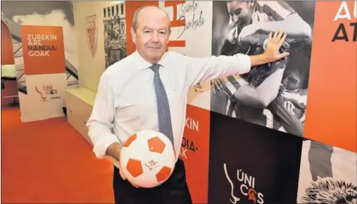  ?? ?? Ricardo Barkala posa con un balón en la sede de su candidatur­a, en el centro de Bilbao, a pocos metros de la de su rival Arechabale­ta.