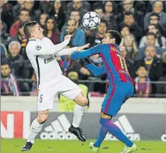  ?? FOTO: PEP MORATA ?? Verratti, en pugna con Neymar en el Barça-PSG de la remontada