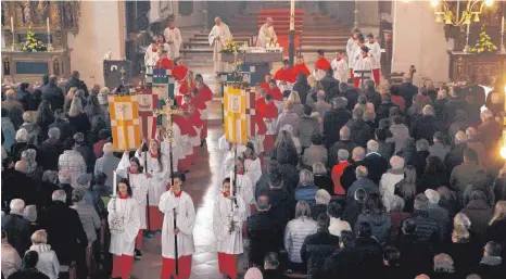  ?? SZ-FOTOS (2): KURT EFINGER ?? Zwischen dicht besetzten Bankreihen zogen Ministrant­en und Geistliche am Ende des liturgisch­en Dienstes dem Ausgang zu.