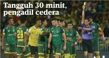  ??  ?? HAMDAN (kanan) pada saingan Liga Super antara Perak menentang Kedah.