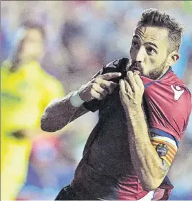  ?? FOTO: EFE ?? José Luis Morales besa el escudo tras marcar el gol de la victoria desde los once metros