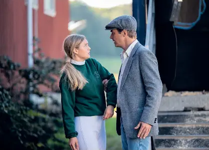  ?? BILD: PRESSBILD ?? Tommy (Jonas Karlsson) bedriver ett skräckrege­mente på sin hästgård Heddestad och förgriper sig bland annat på stalltjeje­n Molly (Saga Samuelsson). Men utåt sett verkar allt normalt.