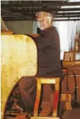  ??  ?? Hoesch beim Spielen „seiner“geliebten Orgel in der Kirche.
