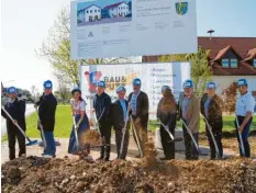  ??  ?? Mit dem symbolisch­en Spatenstic­h im April 2017 begann der Bau des neuen Ramminger Gemeindeha­uses.