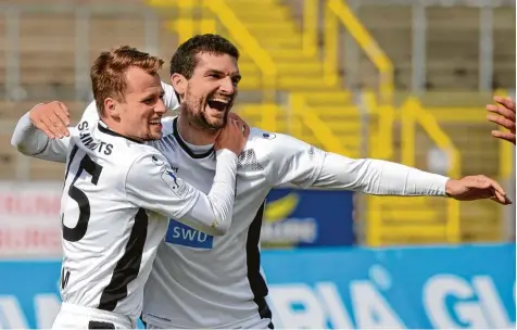  ?? Foto: Horst Hörger ?? Marcel Schmidts (links) und Thomas Rathgeber entschiede­n das Spiel gegen Mainz II mit ihren Toren für den SSV Ulm 1846 Fußball. Trainer Tobias Flitsch brachte Schmidts erst in der zweiten Halbzeit in die Partie.