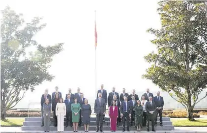  ?? CASA DEL REY ?? Foto de familia de la junta directiva de la FEMP en la que se encuentran los alcaldes de Mérida y Cáceres.