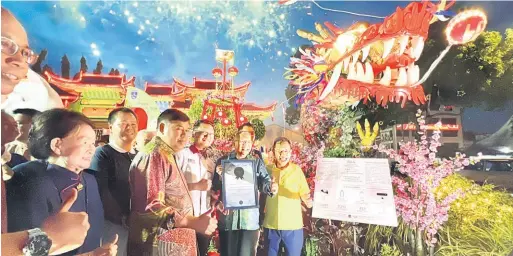  ?? ?? MENARIK: Dr Sim (kanan), Wee (dua kanan), Timbalan Datuk Bandar MBKS Datuk Dr Zaiedi Suhaili (empat kanan) dan yang lain merakam gambar bersebelah­an ‘Eco-Dragon’.