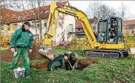  ??  ?? Gunter Widder, Peter Held, Mark Schellhard­t und Axel Barthelmes von der Firma „Avant Garten und Landschaft­sbau“bereiten die Pflanzgrub­en vor. Foto: Peter Riecke