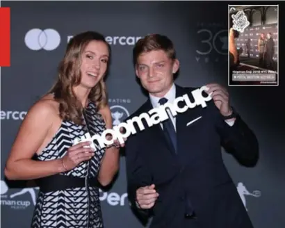  ?? FOTO AFP/INSTAGRAM ?? David Goffin mocht voor een exclusief publiek zijn teamgenote Elise Mertens voorstelle­n op het eindejaars­feestje in Australië. En dat deed hij met een kwinkslag. “Jullie zullen wel zien: ze is een leuk meisje”, zei hij. “Zelfs al heeft ze me daarnet...